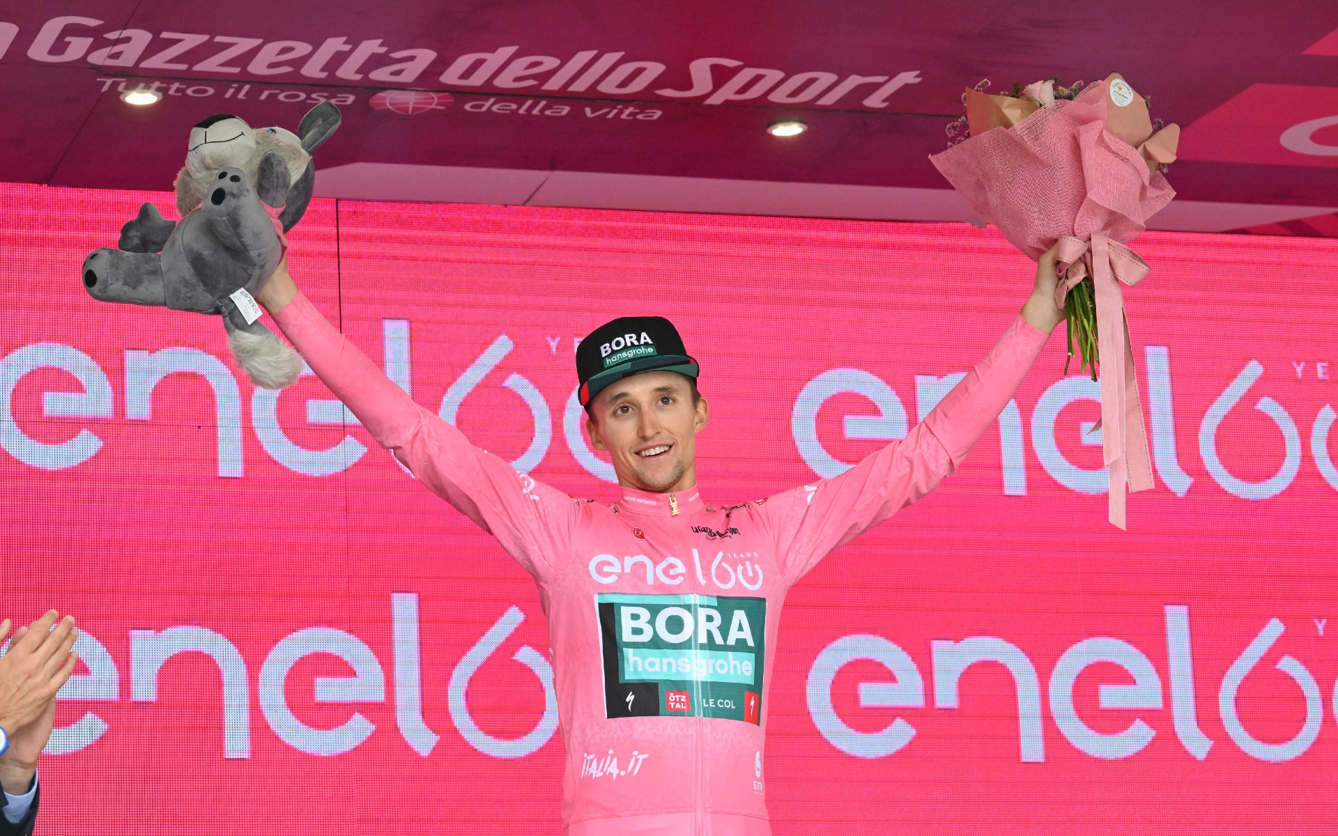Победителем «Джиро д'Италия» впервые стал австралийский велогонщик