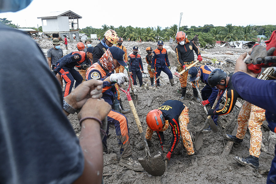30 октября, остров Минданао. Спасатели извлекают тела из-под оползня в городе Дату-Один-Синсат.

По данным Национального совета по предупреждению рисков и ликвидации стихийных бедствий, в стране погибли 98 человек. Они стали жертвами или утопления, или оползней, или травм, полученных при падении деревьев