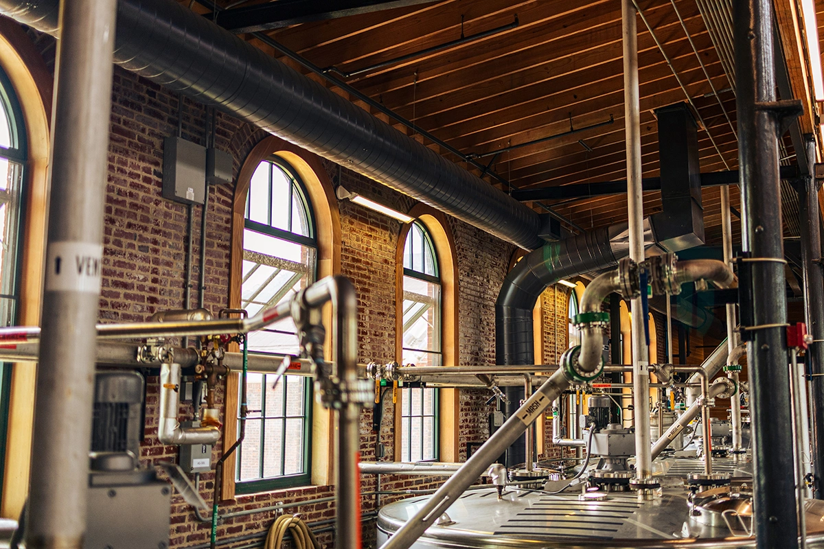 Jim Beam остановит главный завод по производству бурбона на год