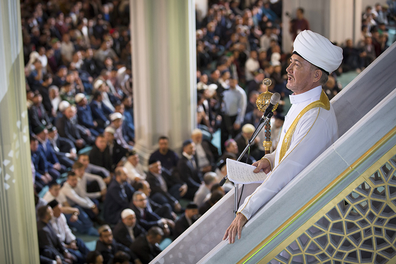 Председатель совета муфтиев России Равиль Гайнутдин во время праздника жертвоприношения Курбан-байрам в Московской соборной мечети