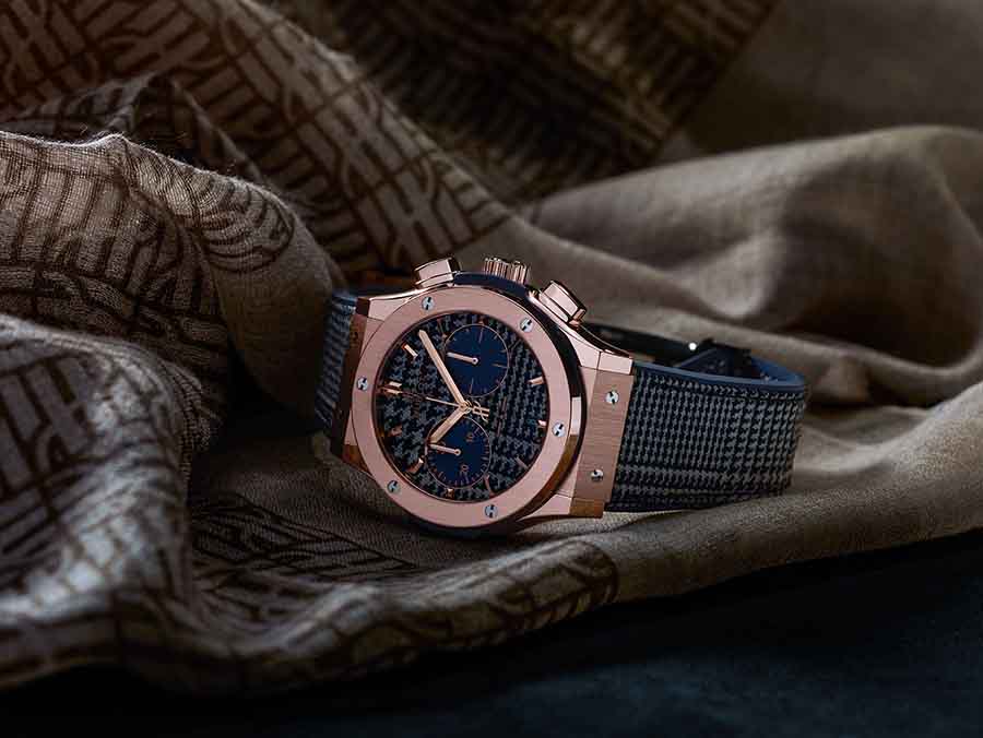 Хронографы Hublot Classic Fusion Italia Independent выпускаются в корпусе мужского размера в 45 мм, который сделан из золота запатентованного цвета (King Gold), керамики или прочного и легкого титана