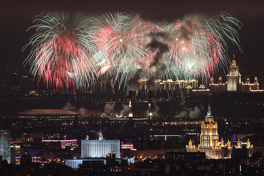 Праздничный салют в честь Дня Победы в Москве


