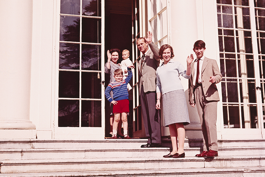 Королева Елизавета II и принц Филипп с детьми: на руках у матери младший сын Эдвард, а рядом Эндрю. Справа от отца стоят Анна и Чарльз