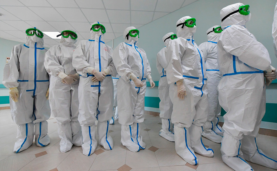 Врачи в защитных костюмах от коронавируса