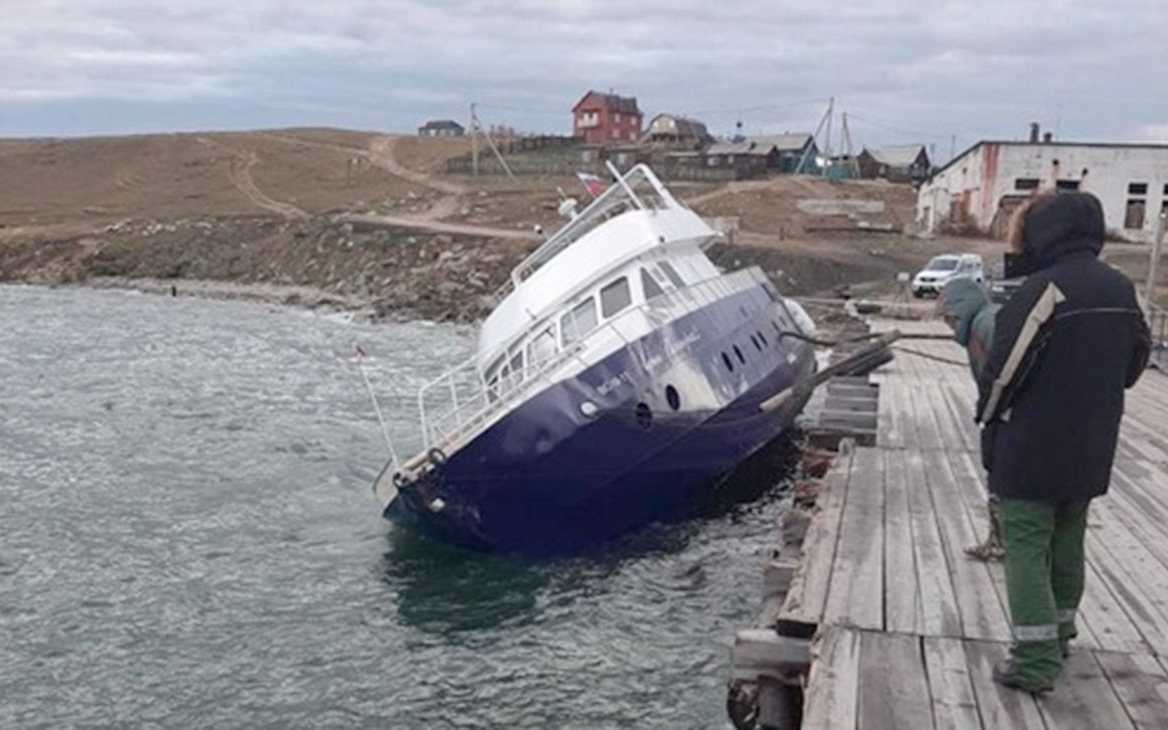 В Иркутской области произошла утечка топлива с частного катера в Байкал