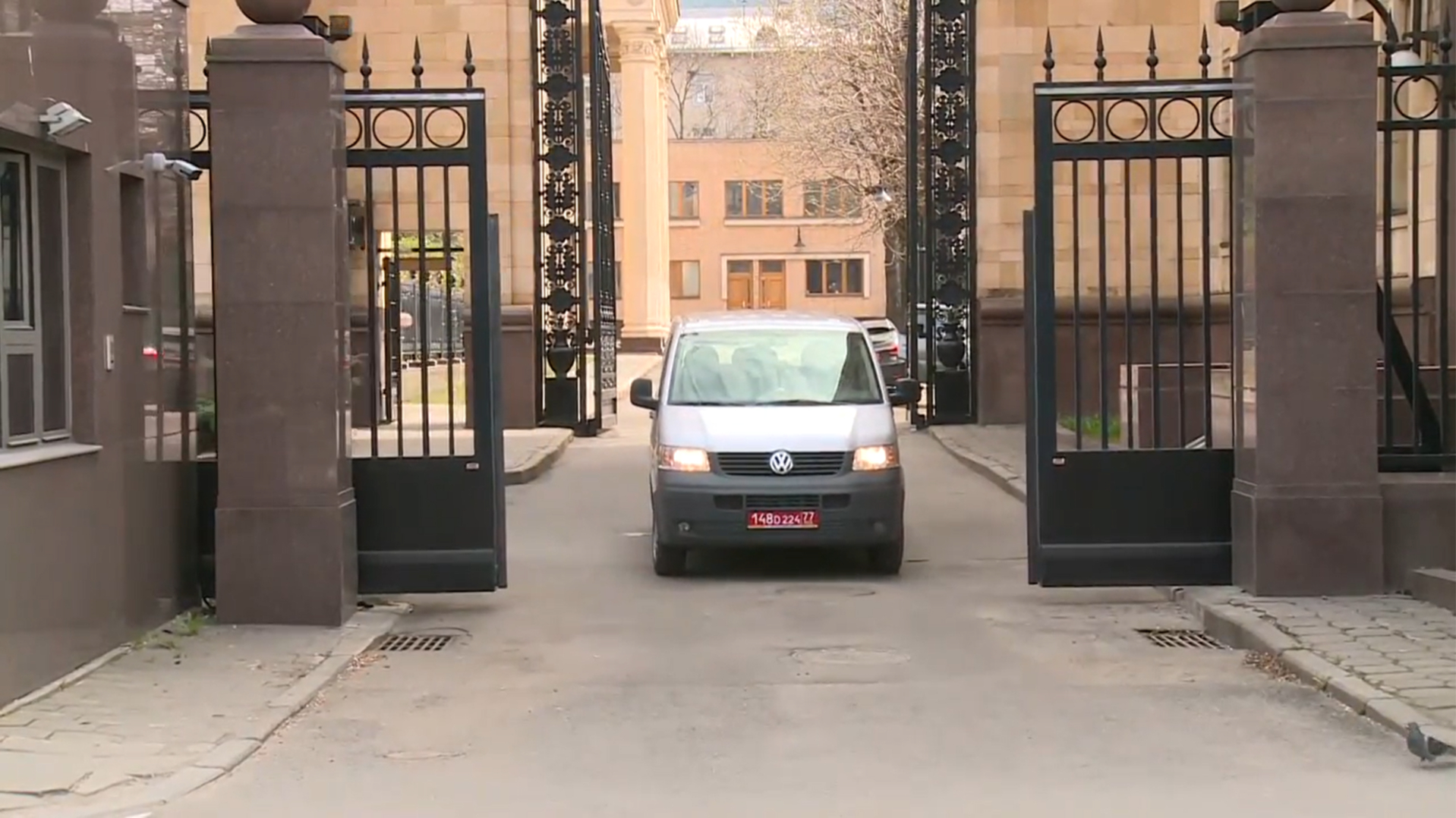 Отъезд чешских дипломатов из посольства в Москве. Видео