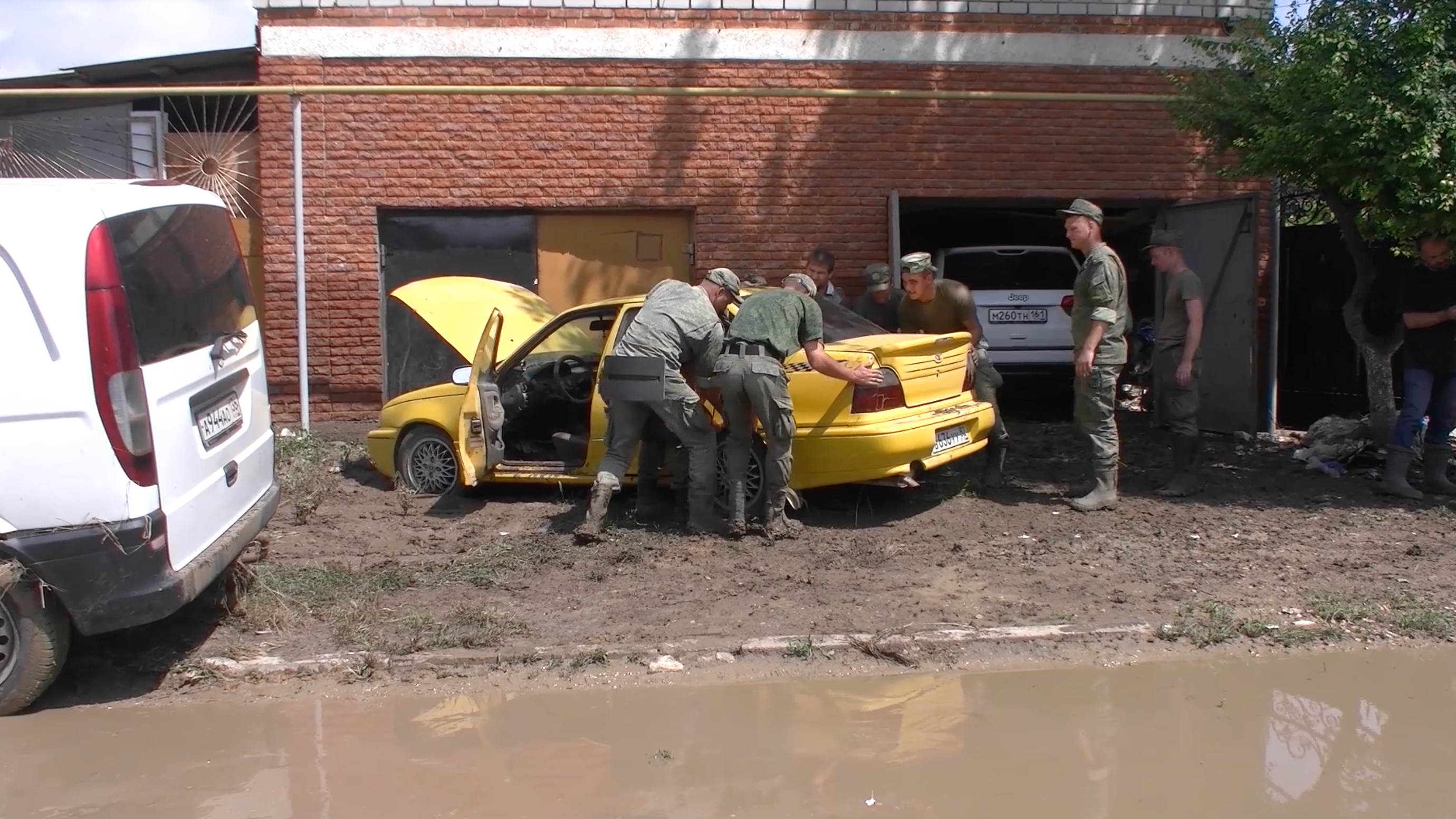 Как военные помогают жителям затопленного Крыма. Видео