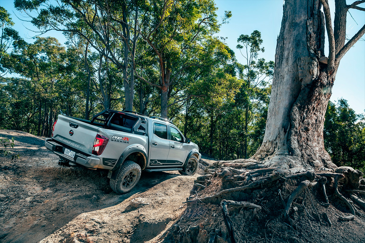 Пикап Nissan Navara адаптировали к тяжелому бездорожью