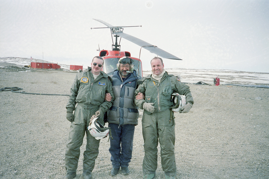 Антарктида, 1 января 1989 года. После посадки на американском вертолете на мысе Марбл в районе станции Мак-Мердо (США), в центре&nbsp;&mdash; руководитель инспекционной группы СССР, герой Советского Союза Артур Чилингаров