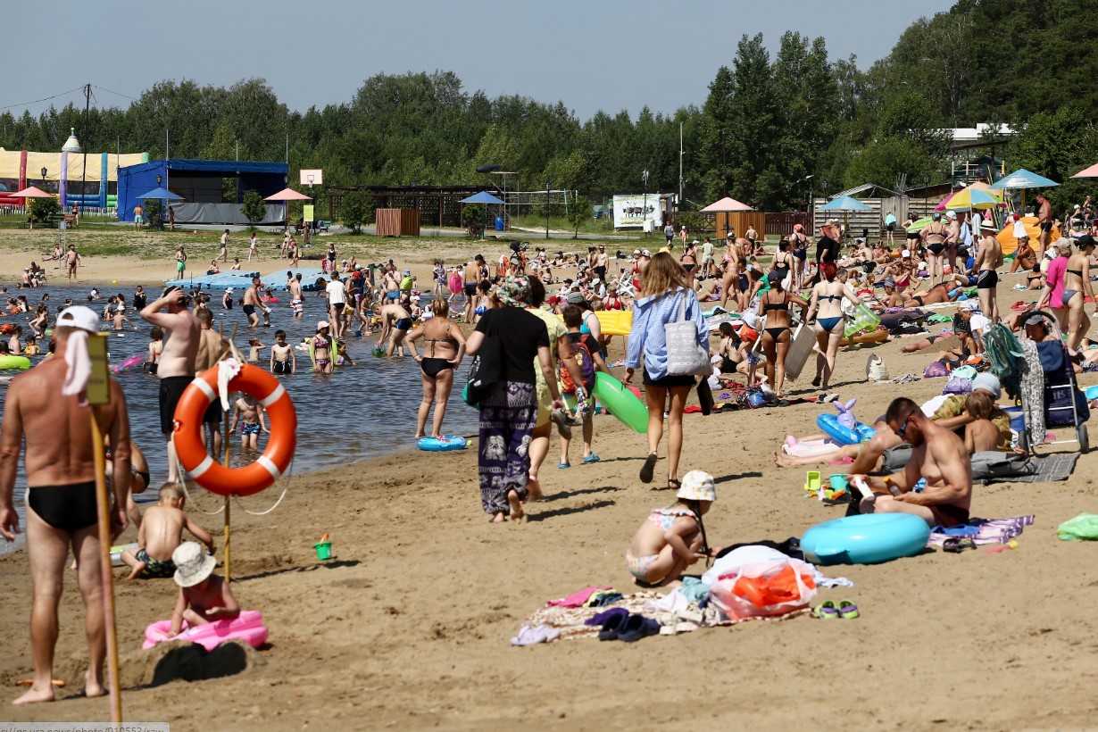 В предполагаемом месте уже сделаны пробы воды, а сотрудники ТОСЭР изучают дно песчаного карьера