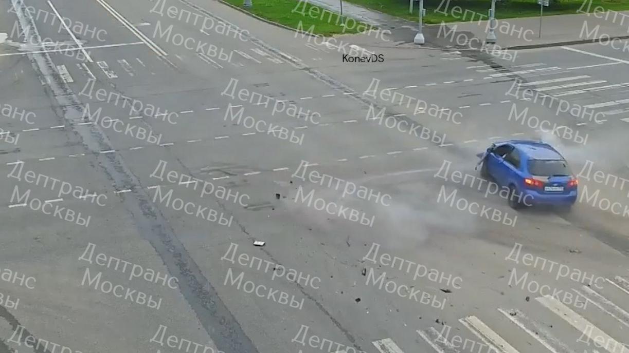 Иномарка на большой скорости влетела в такси на перекрестке в Москве