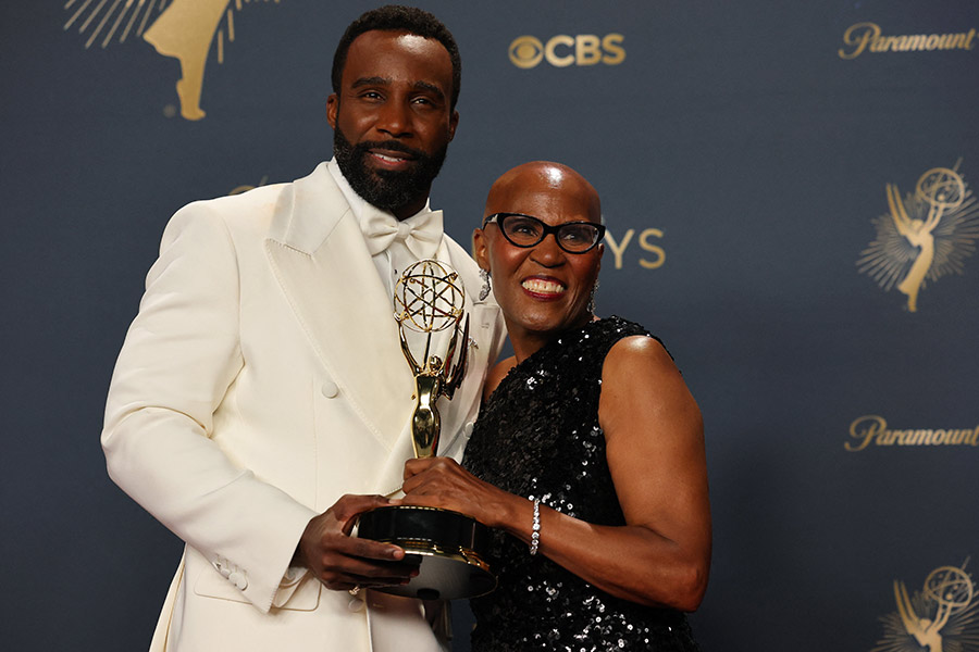 На фото&nbsp;&mdash; получивший награду за роль в сериале &laquo;Разделение&raquo; Трэмелл Тиллман с матерью. 