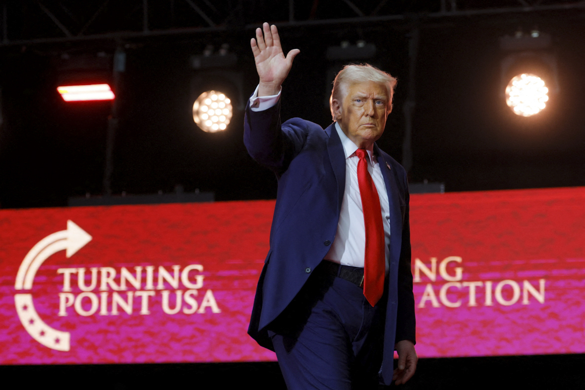 Завершил мероприятие&nbsp;президент США. Он назвал Кирка &laquo;одним из умнейших людей нашего времени&raquo; и &laquo;гигантом своего поколения&raquo;. Как и предыдущие выступающие, Трамп заявил, что Кирка &laquo;жестоко убили, потому что он выступал за свободу и справедливость, за Бога, за страну, за разум и за здравый смысл&raquo;. Он заключил: хотя &laquo;оружие было направлен на него, но пуля была направлена на всех нас&raquo;.