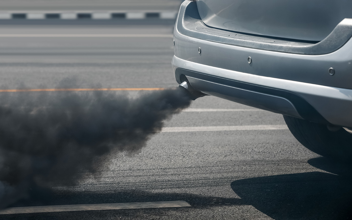 Черный дым из выхлопной трубы является признаком забитого сажевого фильтра