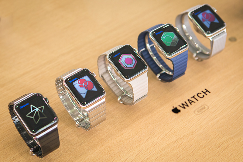 Apple Watch

Дата выхода:  в мире&nbsp;&mdash; 24 апреля 2015 года, в России&nbsp;&mdash; 31 июля 2015 года

Стоимость:  от 24&nbsp;тыс.&nbsp;руб. до 1 млн 120&nbsp;тыс.&nbsp;руб. в 16 магазинах Москвы и Санкт-Петербурга и на официальном интернет-сайте

Слухи о&nbsp;том, что Apple собирается выпустить &laquo;умные часы&raquo;, впервые появились в 2013 году. Тогда главный конкурент компании&nbsp;&mdash;&nbsp;Samsung&nbsp;&mdash;&nbsp;представил первую версию своих &laquo;умных часов&raquo;. Дебют Apple с этим классом устройств состоялся весной 2015 года. Глава компании Тим Кук презентовал три модели &laquo;умных&raquo; устройств в сентябре 2014 года&nbsp;&mdash;&nbsp;Apple Watch Sport, Apple Watch и Apple Edition.

Навигацией в часах от Apple можно управлять с помощью коронки Digital Crown, которая позволяет менять масштаб элементов на экране и прокручивать контент. Часы распознают разницу между касанием и нажатием благодаря технологии Force Touch. В Apple утверждают, что часы могут работать без подзарядки в течение целого&nbsp;дня. Устройство совместимо со всеми версиями iPhone 5 и более поздними версиями iPhone.

Самая дорогая версия, Apple Watch Edition, продается в корпусе из 18-каратного розового золота. Apple не&nbsp;раскрывает количества проданных в мире устройств даже в квартальном отчете
