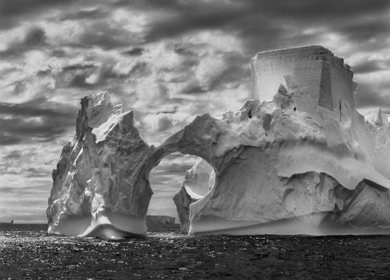Айсберг между островом Паулет и Южными Шетландскими островами в море Уэдделла. Антарктический полуостров, 2005 г.