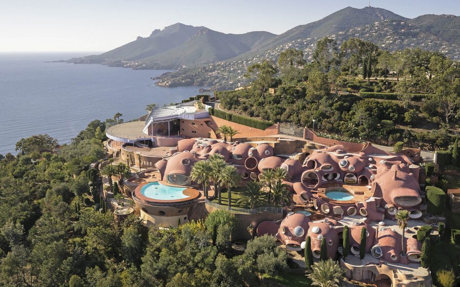 1. Le Palais Bulles


	$455 млн
	Теуль-сюр-Мер, Прованс &mdash; Альпы &mdash; Лазурный Берег, Франция




С огромным отрывом и ценником в $455 млн первое место заняла вилла Le Palais Bulles в Каннах. Поместье с красноречивым названием &laquo;Дворец пузырей&raquo; спроектировал архитектор Антти Ловаг: в результате получилась пузырчатая структура, похожая на поселение инопланетян. Любители моды могли видеть Le Palais Bulles на многочисленных показах одежды, которые устраивал модельер Пьер Карден.
