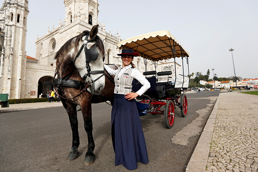 Габриэла Сантос (26), Лиссабон, Португалия, кучер туристической коляски: &laquo;В моей профессии&nbsp;женщиной быть лучше, чем&nbsp;мужчиной. Женщины лучше чувствуют лошадей. Поэтому работодатели предпочитают нанимать женщин. А еще туристы предпочитают коляски, которыми управляют женщины&raquo;.

​