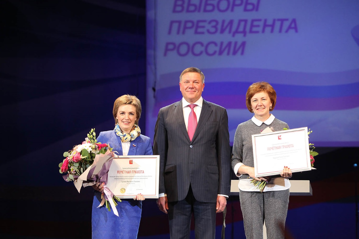 Губернатор Олег Кувшинников поблагодарил главу Череповца Маргариту Гусеву (слева) и мэра Елену Авдееву (справа) за то, что они ловко провели город через выборы президента
