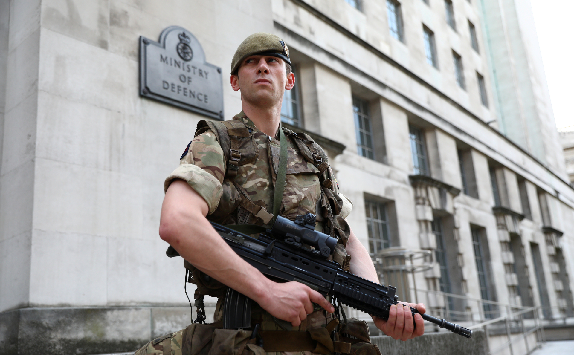 Солдат у здания Минобороны Великобритании