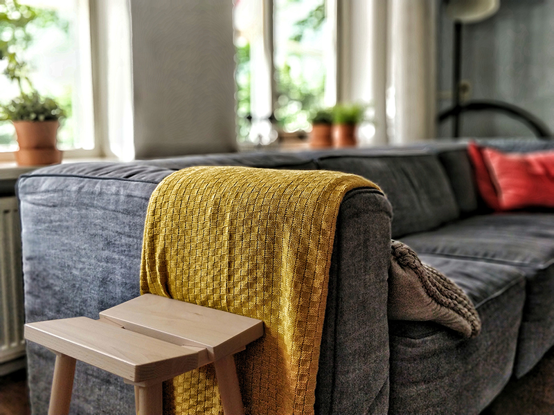 Украсьте дом яркими декоративными подушками, приятными одеялами и пледами крупной вязки