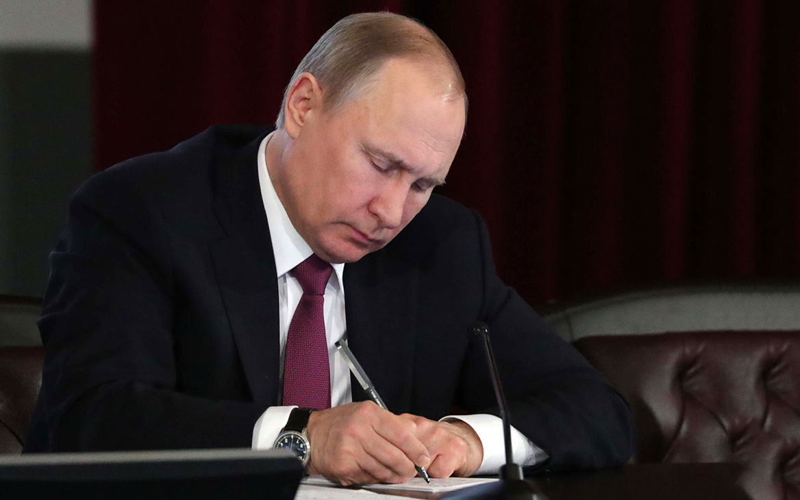Путин подписал закон о СМИ — иноагентах