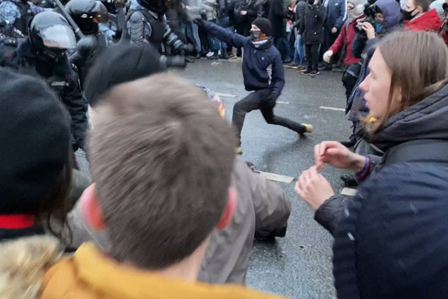 На Страстном бульваре в Москве произошли столкновения протестующих и ОМОН