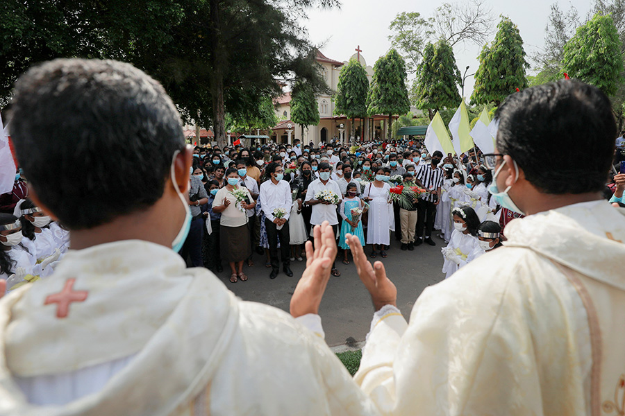 Поминальная служба на Шри-Ланке в честь жертв взрыва бомбы в церкви Святого Себастьяна на Пасху в 2019 году