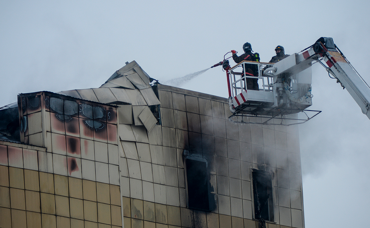 Сотрудники МЧС во время тушения пожара в торговом центре &laquo;Зимняя вишня&raquo;