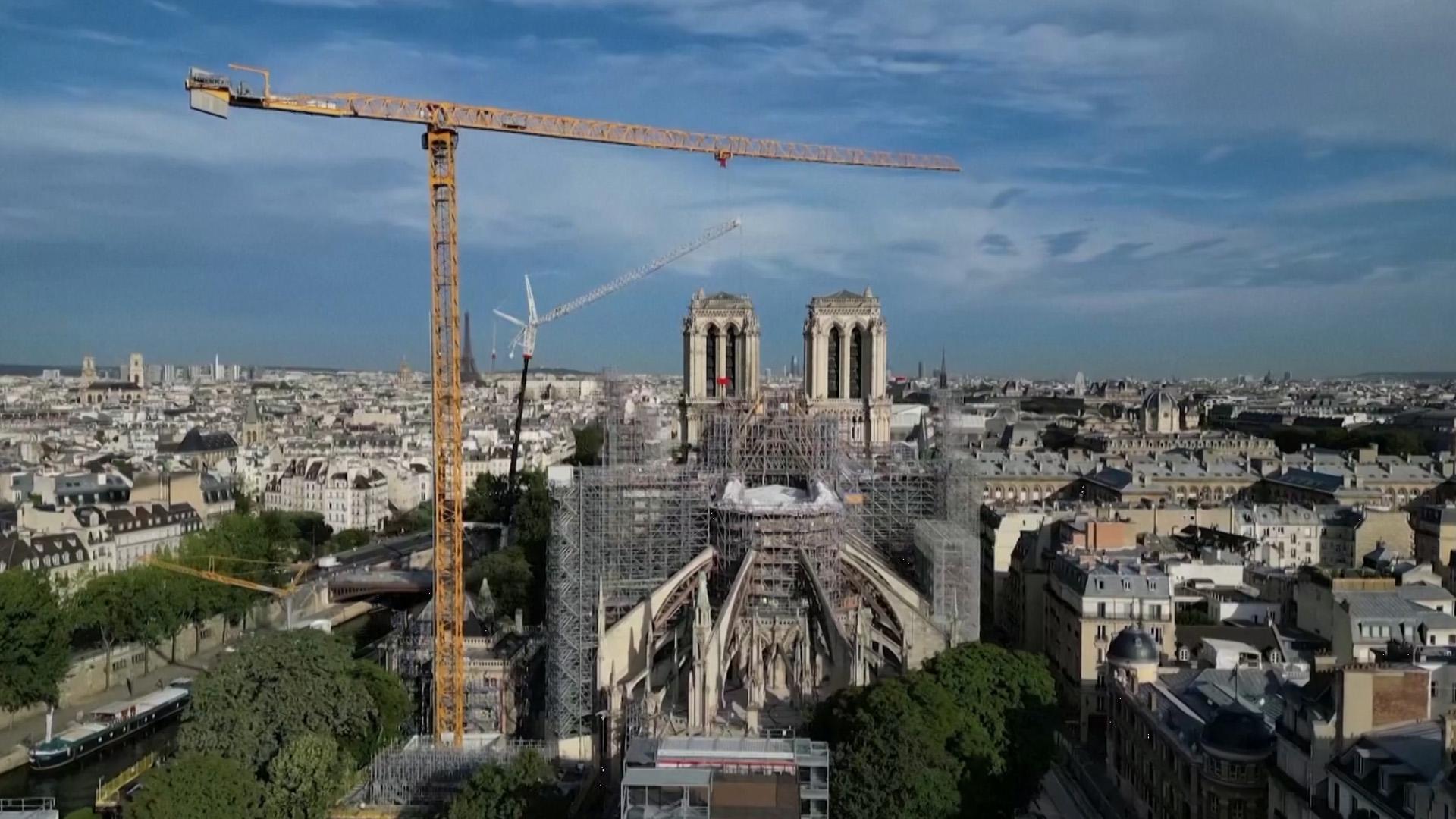 В соборе Парижской Богоматери восстановили уничтоженный пожаром шпиль