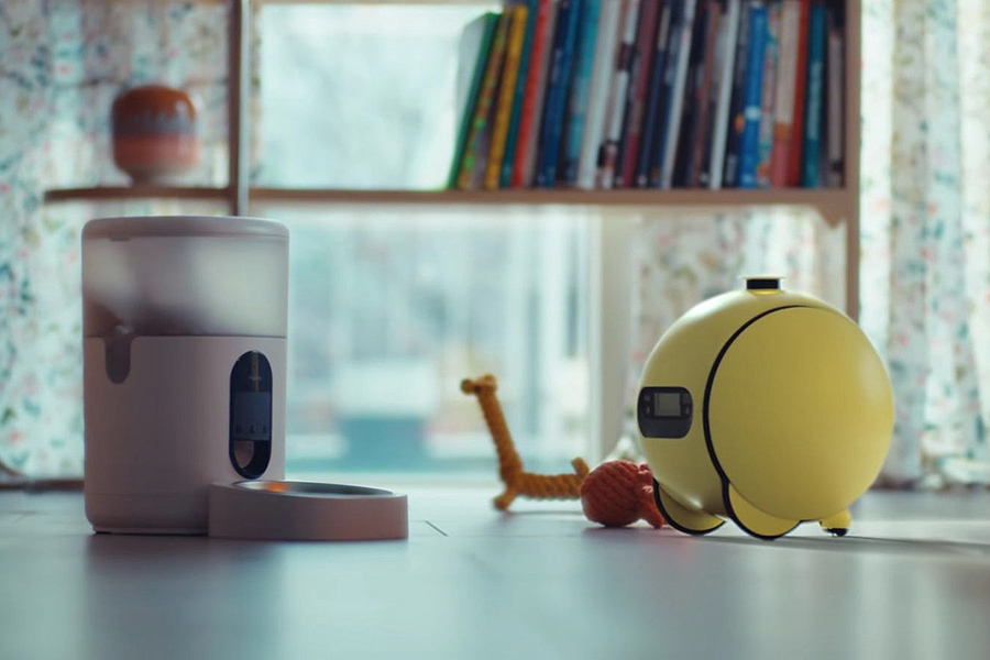 Samsung Electronics показала новую версию домашнего робота-компаньона с искусственным интеллектом Ballie. Впервые компания представила его&nbsp;на CES в 2020 году. В новую модель встроен проектор, за счет чего робот может проецировать изображение на любую поверхность, подстраивая угол под положение головы пользователя.