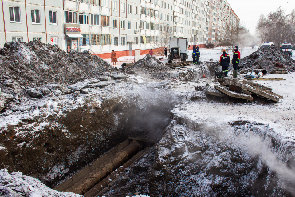 В Новосибирске есть районы и жилмассивы с постоянным высоким уровнем грунтовых вод.&nbsp;Ситуацию с состоянием теплосетей усложняют проблемы с ливневой канализацией, что провоцирует внешнюю коррозию металла труб.