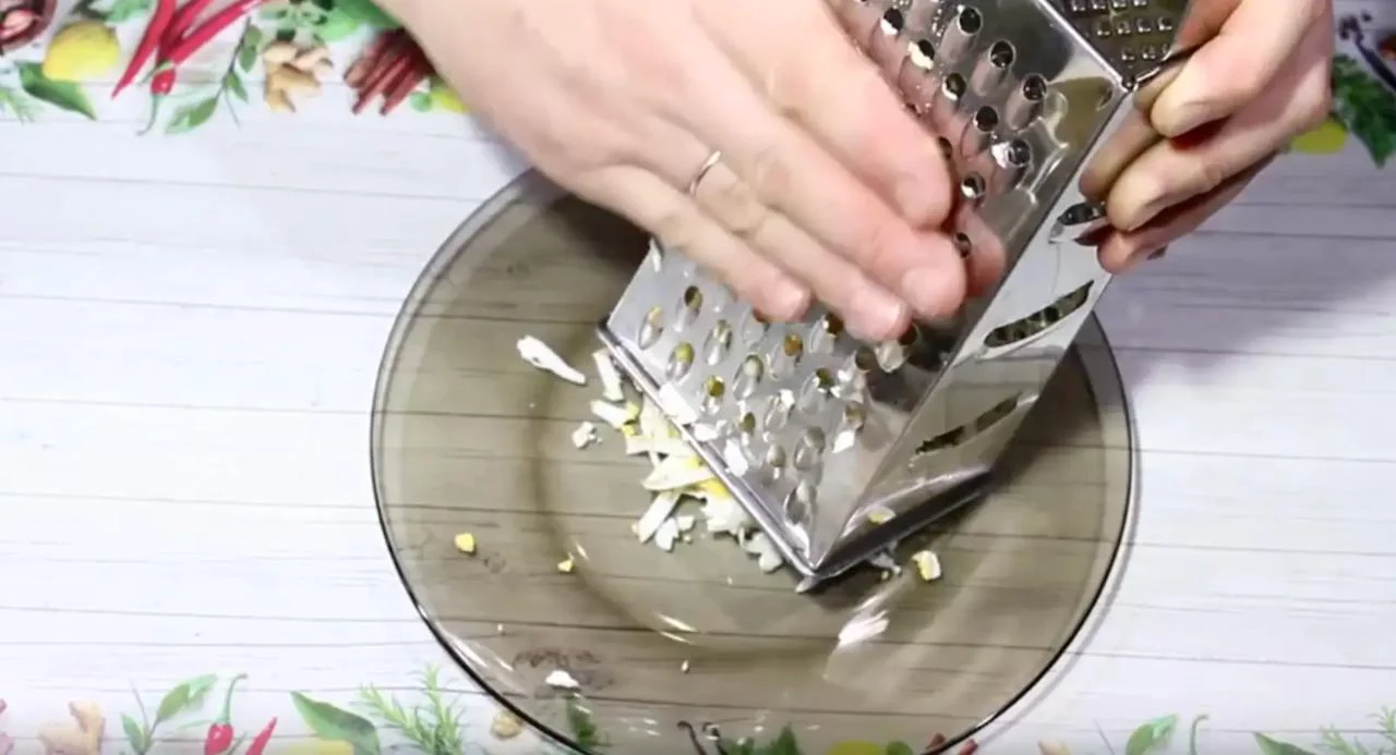 Натрите яйца на терке