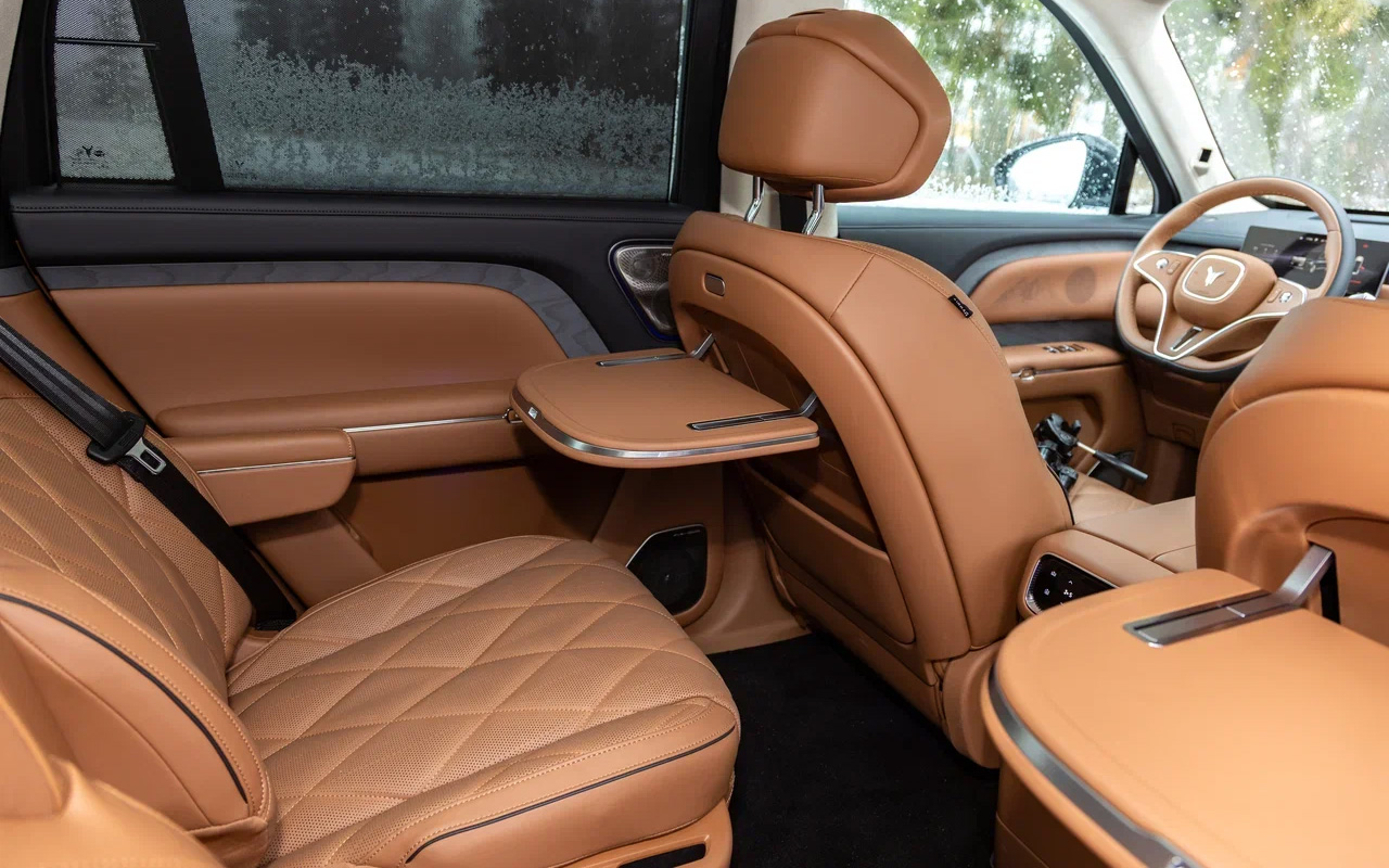 Откидные столики есть в&nbsp;Voyah Taishan в спинке каждого переднего кресла