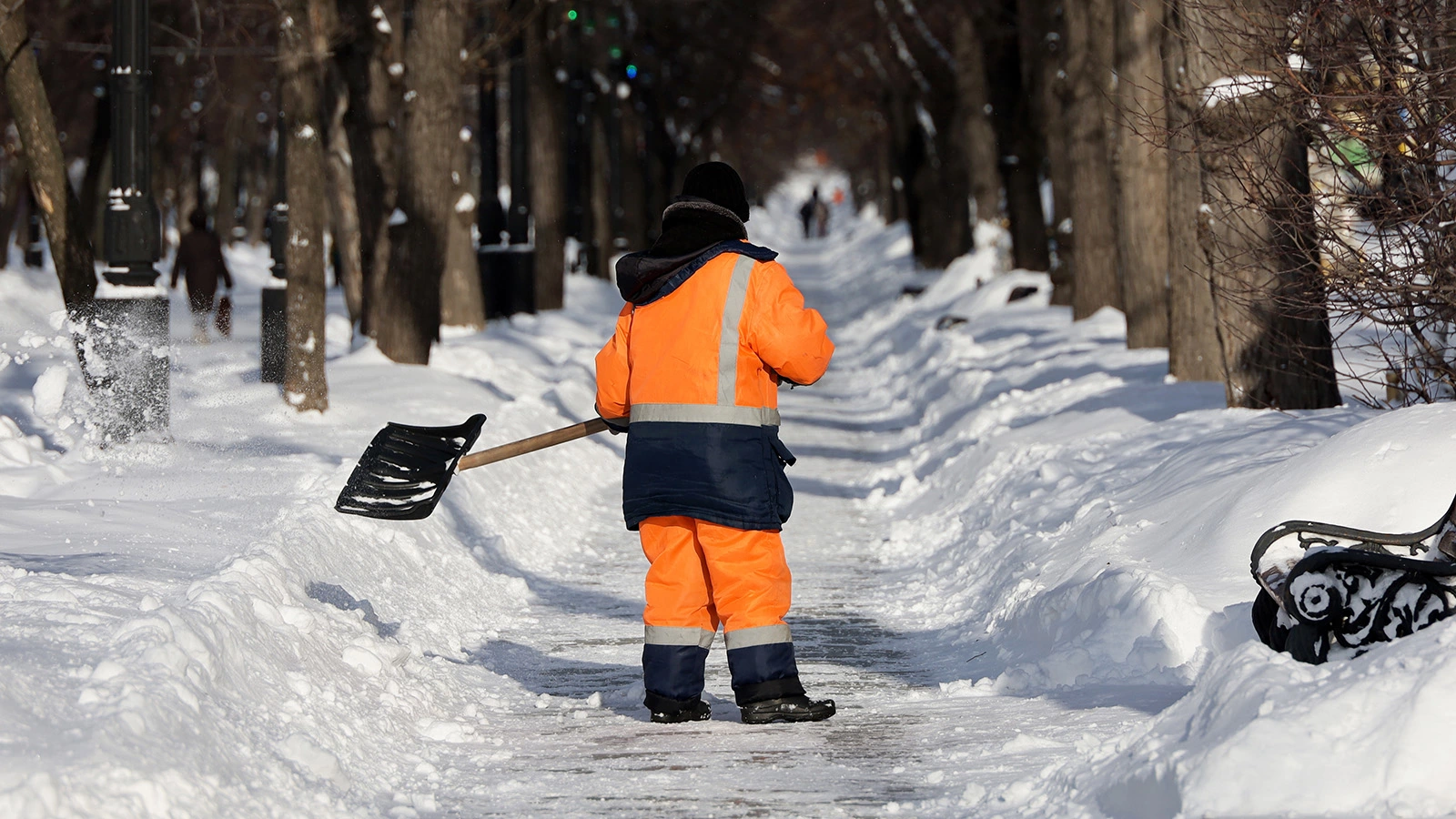 У дворников в России резко выросли зарплаты. Сколько им платят