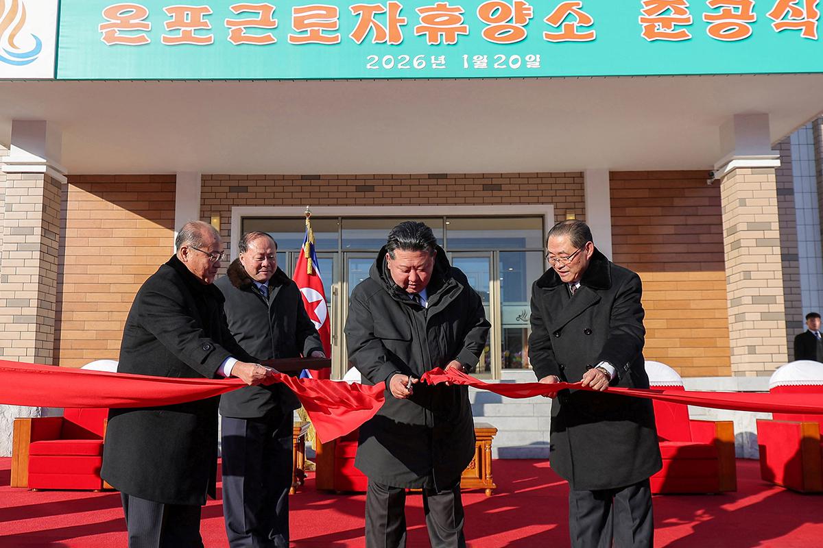 Ким Чен Ын на открытии центра отдыха для рабочих Онпхо в городе Кёнсон, провинция Северный Хамгён, Северная Корея