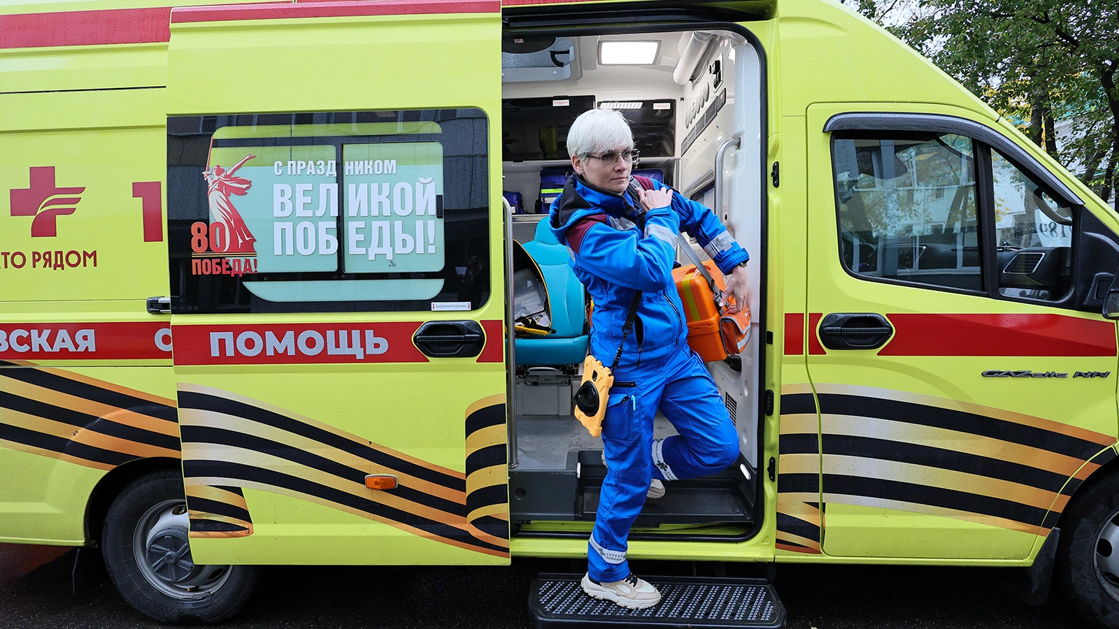 Сотрудник станции скорой и неотложной медицинской помощи им. А.С. Пучкова в автомобиле
