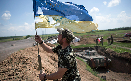 Украинский солдат с флагом Украины в Марьинке, 5 июня 2015 года