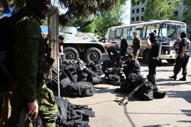Добровольцы народного ополчения батальона "Восток" подсчитывают трофеи после захвата воинской части №3037 в Донецке.