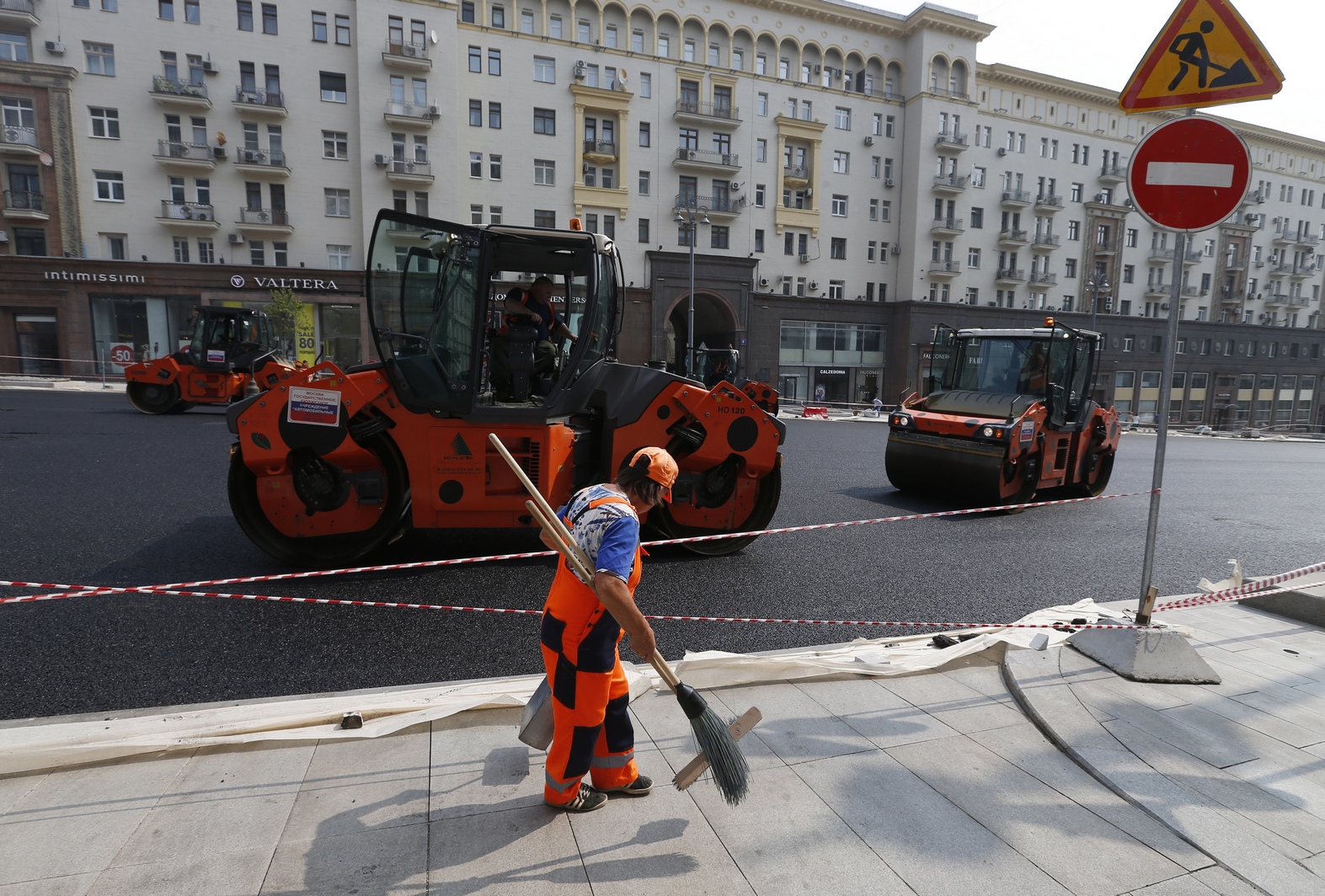 Тротуары на Тверской&nbsp;вымостят плитами из светлого гранита, а техническую полосу, где расположатся фонари и деревья,&nbsp;&mdash; из темного гранита

&nbsp;