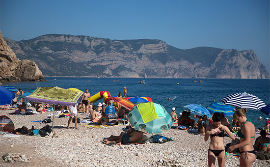 Отдыхающие на пляже в Балаклаве, Крым


