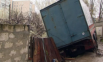 В Ростовской области фура врезалась в дом, водитель погиб