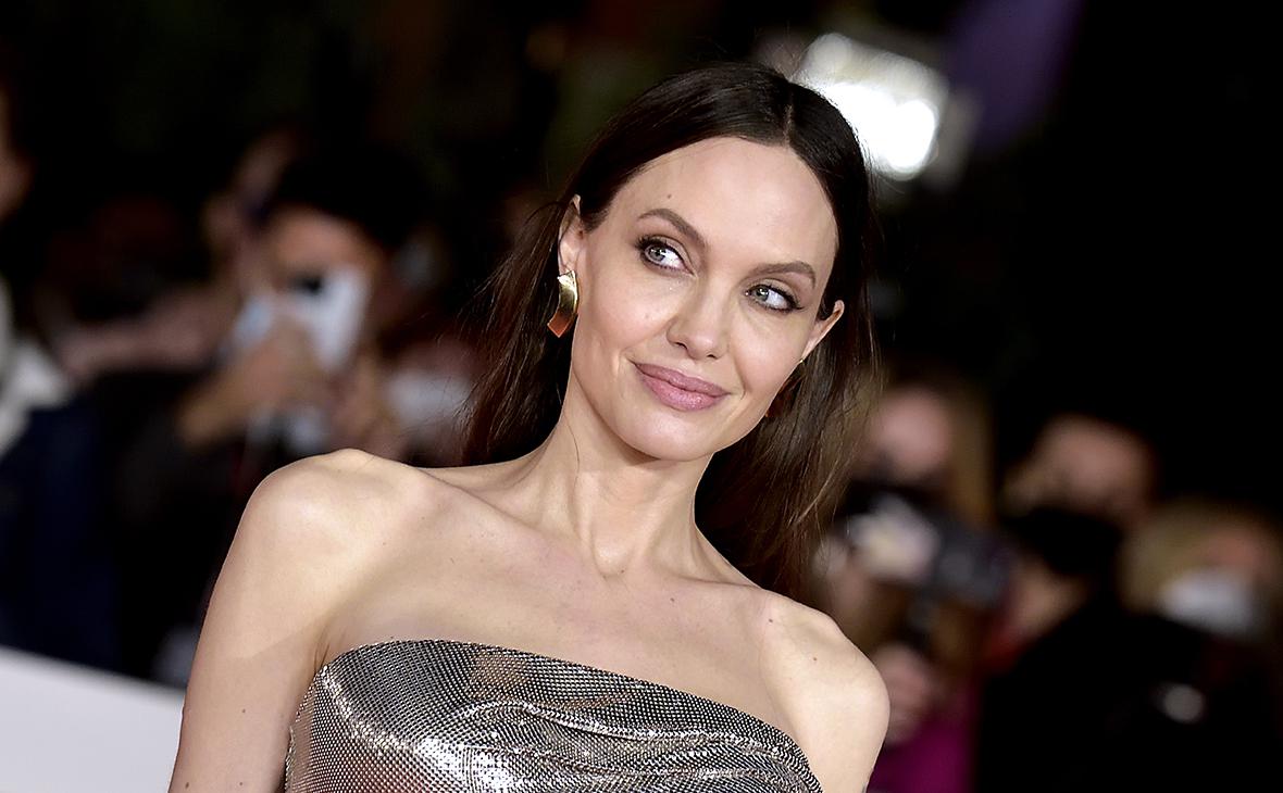 Анджелина Джоли решила уйти с поста спецпосланника ООН по делам беженцев —  РБК