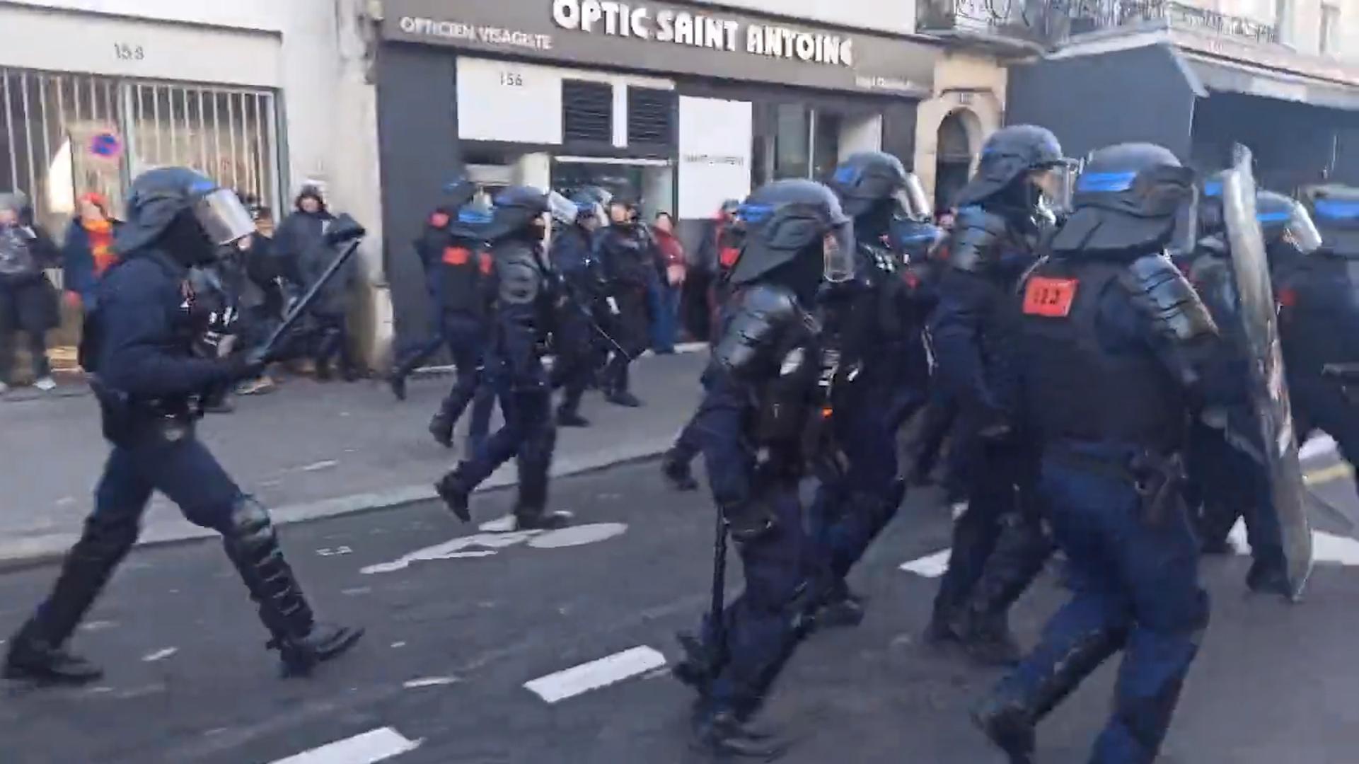 Беспорядки в Париже во время митинга против пенсионной реформы. Видео