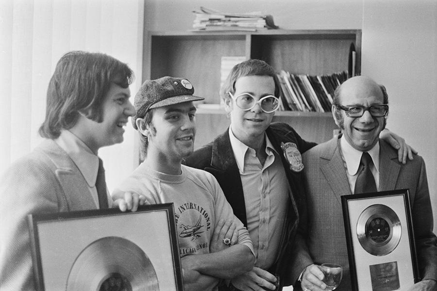 Стивен Джеймс,&nbsp;Берни Топин, Элтон Джон и Дик Джеймс (слева направо), 1972 год