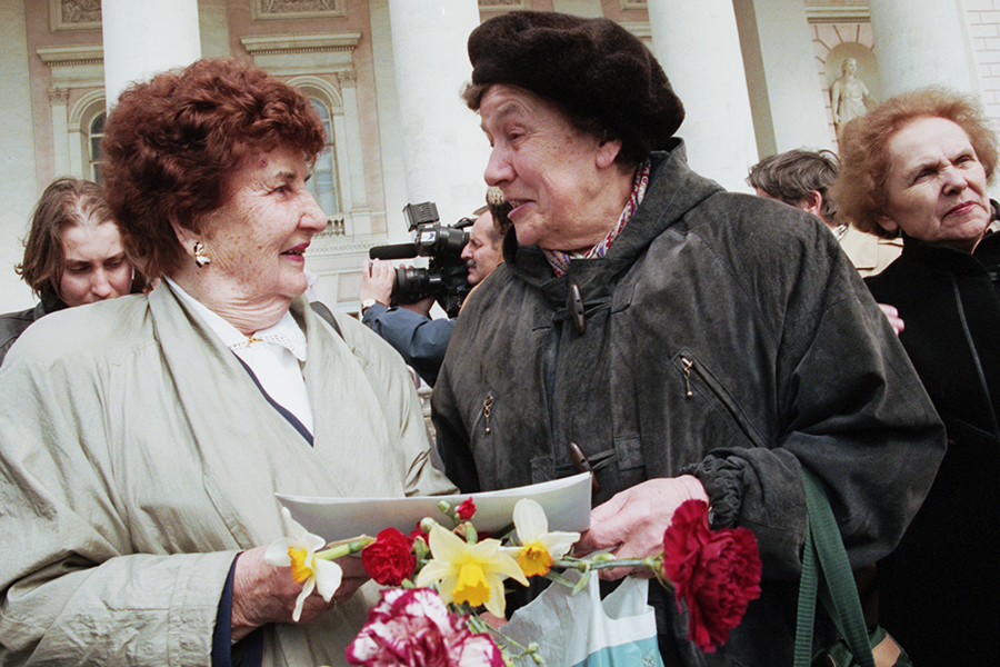 Летчицы 46-го полка Герой Советского Союза Нина Раскопова (слева) и бывший начальник штаба полка Ирина Ракобольская во время встречи в Большом театре, 2 мая 1999 года.
С 1942 по 1945 год из 80 человек летного состава при выполнении боевых заданий погибли 24 летчицы. Общие потери, включая тех, кто скончался до отправки на фронт, из-за болезни или во время бомбежки, составили 32 человека. Всего в полку, по воспоминаниям Ракобольской, было 115 человек во время прибытия на фронт в 1942 году и 230 — к окончанию войны.