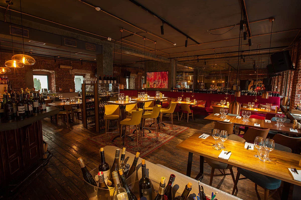 Самое интересное: подписка не «доставляет» коробку вина вам домой, а открывает доступ к сотням позиций по специальным ценам в баре, то есть превращает ваш регулярный визит в заведение в экономически осмысленную привычку