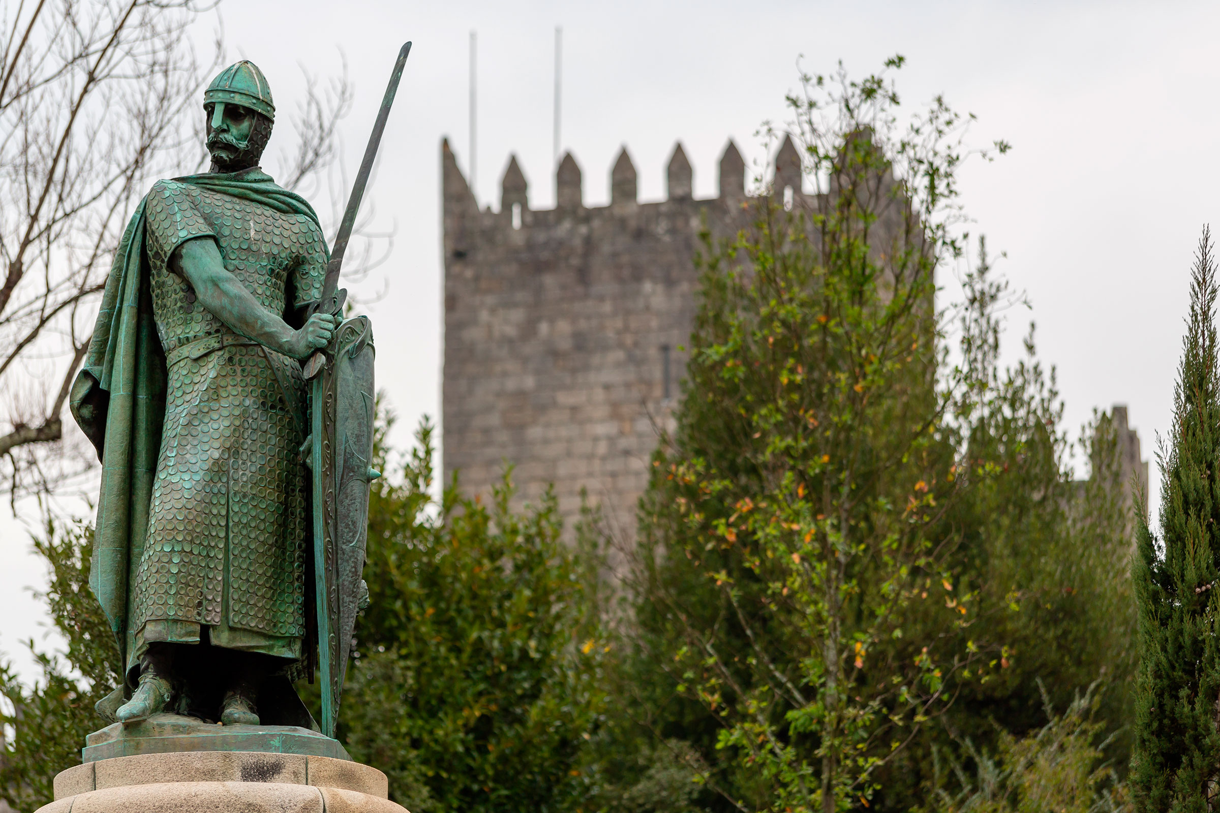 Зачем: в 2026 году Гимарайнш носит титул Зеленой столицы Европы.

Что делать: увидеть &laquo;родину&raquo; Португалии&nbsp;&mdash; город, где родился Афонсу Энрикеш, первый король страны, попробовать местную кухню, увидеть, как в городе соединяются история и инновации.