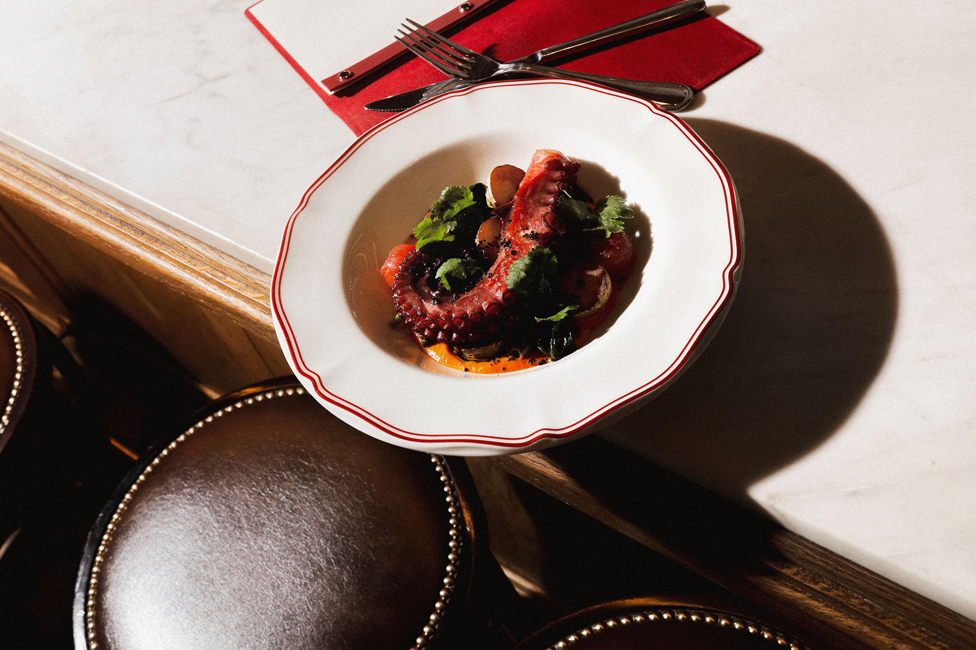 Осьминог на гриле с соусом &laquo;Паприка&raquo; в ресторане&nbsp;Caff&eacute; Mandy&rsquo;s