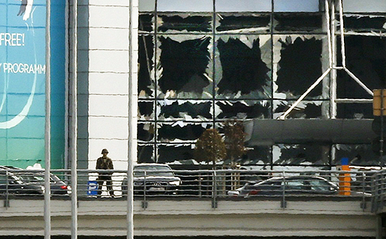 Разбитые взрывом окна в здании&nbsp;аэропорта Zaventem в Брюсселе, Бельгия


